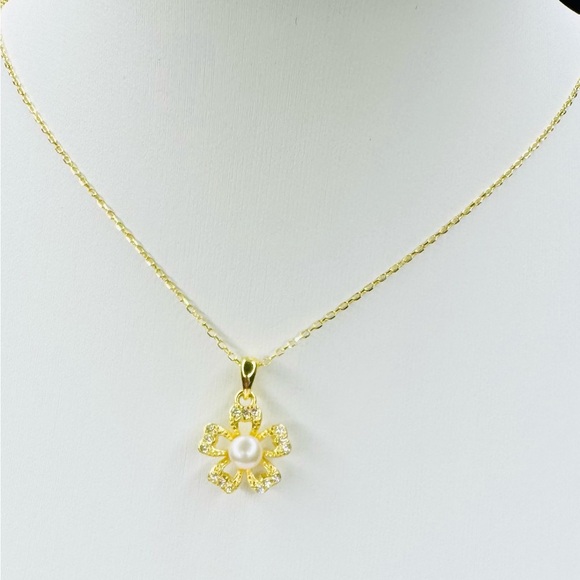 Elegant 14K Gold Flower w/Pearl in Pendant. Necklace comes As A Set w/Earrings - Picture 3 of 6